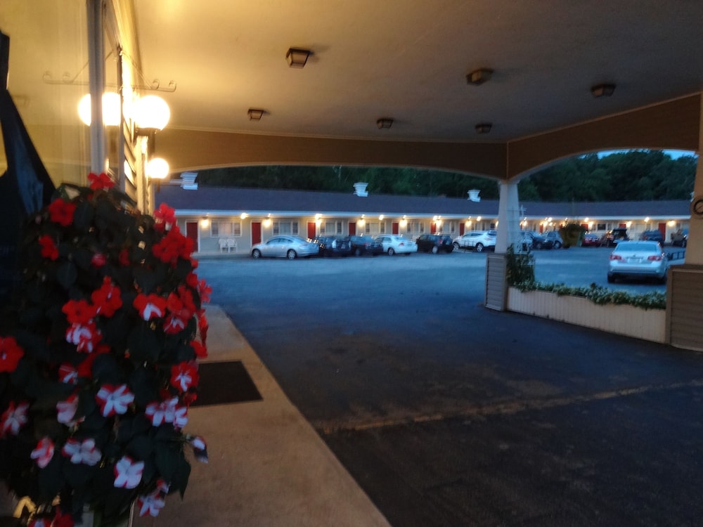 Gorham Motor Inn 50/58
