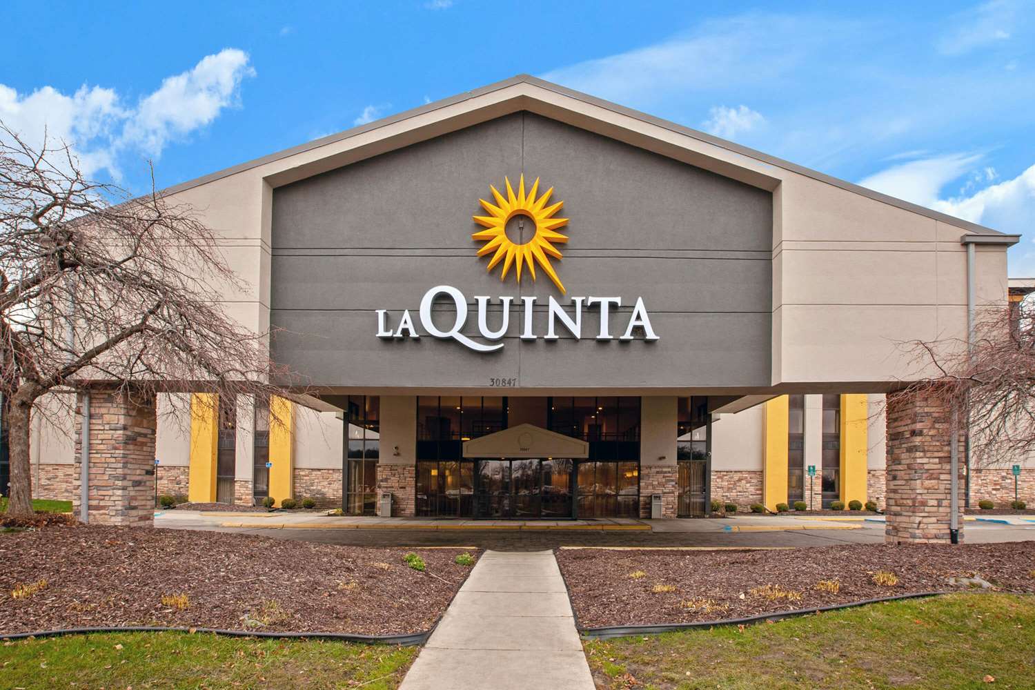 La Quinta Inn & Suites by Wyndham Detroit Metro Airport 1/55