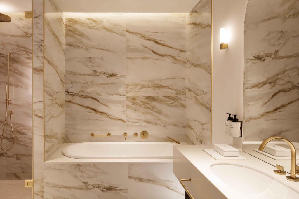 Junior Suite, King Bed, Via Veneto Side