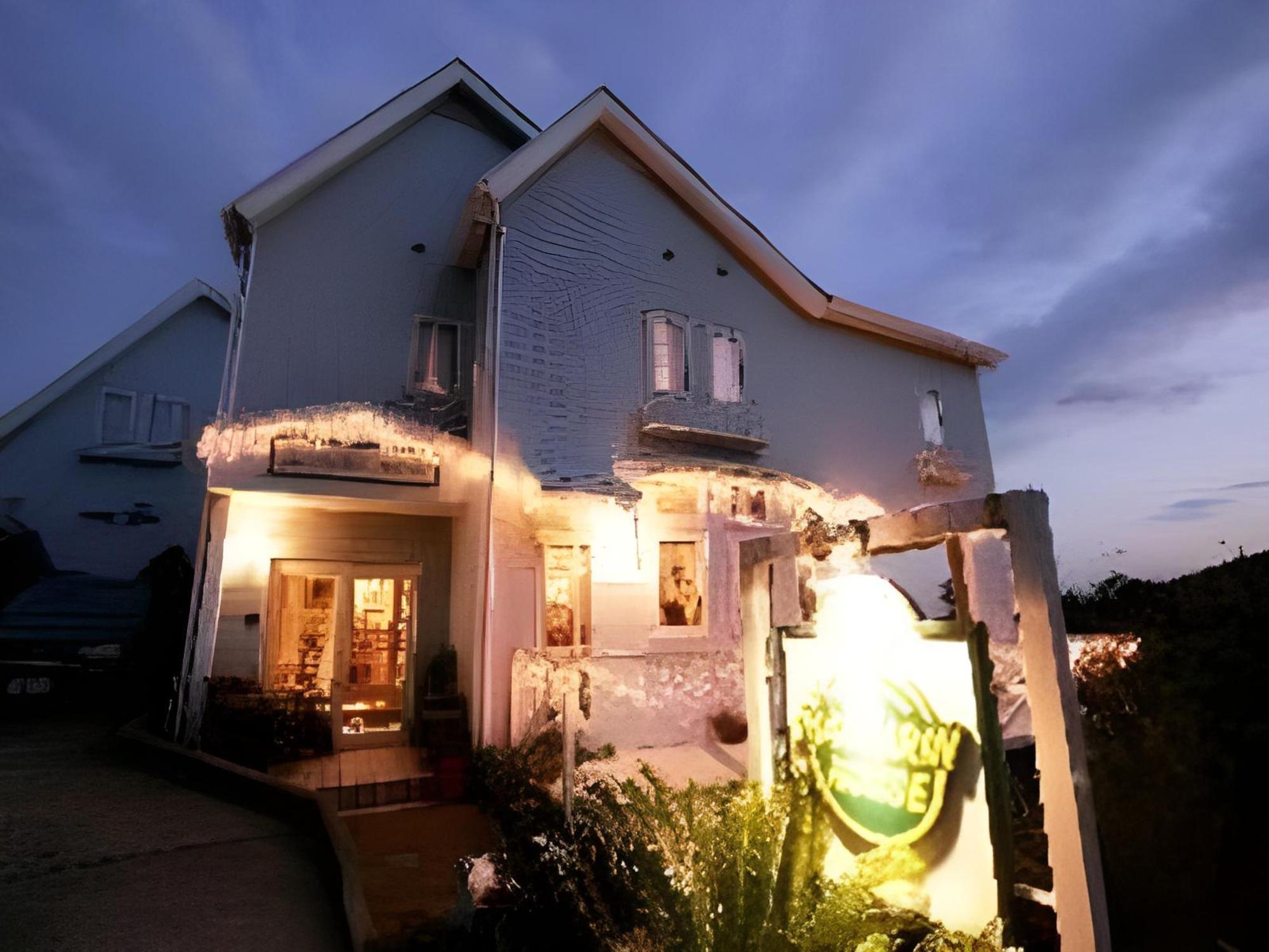 Mandarin House 2/34