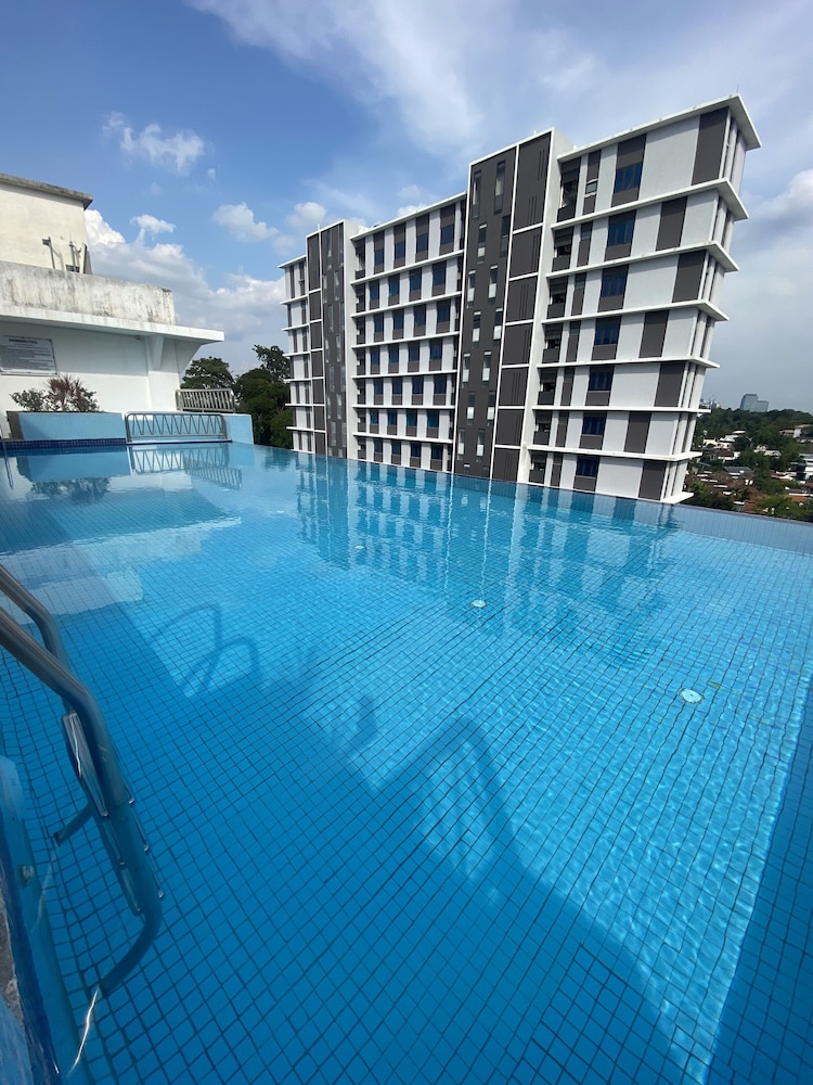 Peninsula Residence All Suite Hotel. 2/36