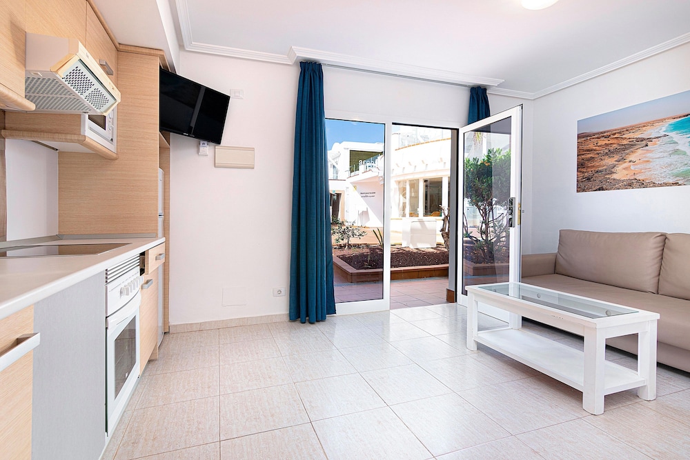 ARENA BEACH HOTEL 47/65
