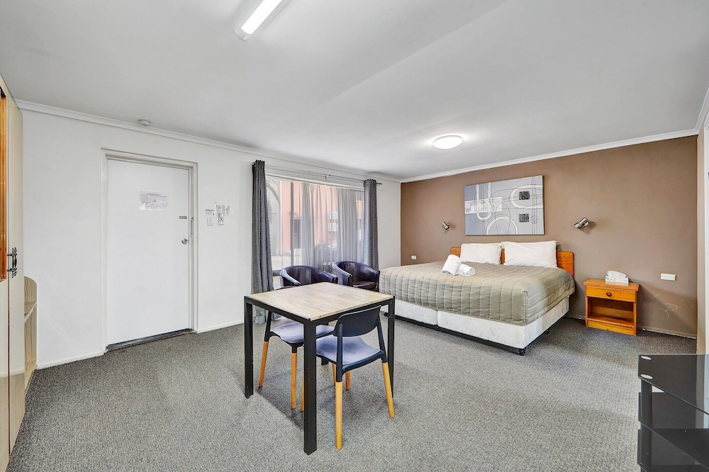 RIVIERA MOTEL BUNDABERG 11/44