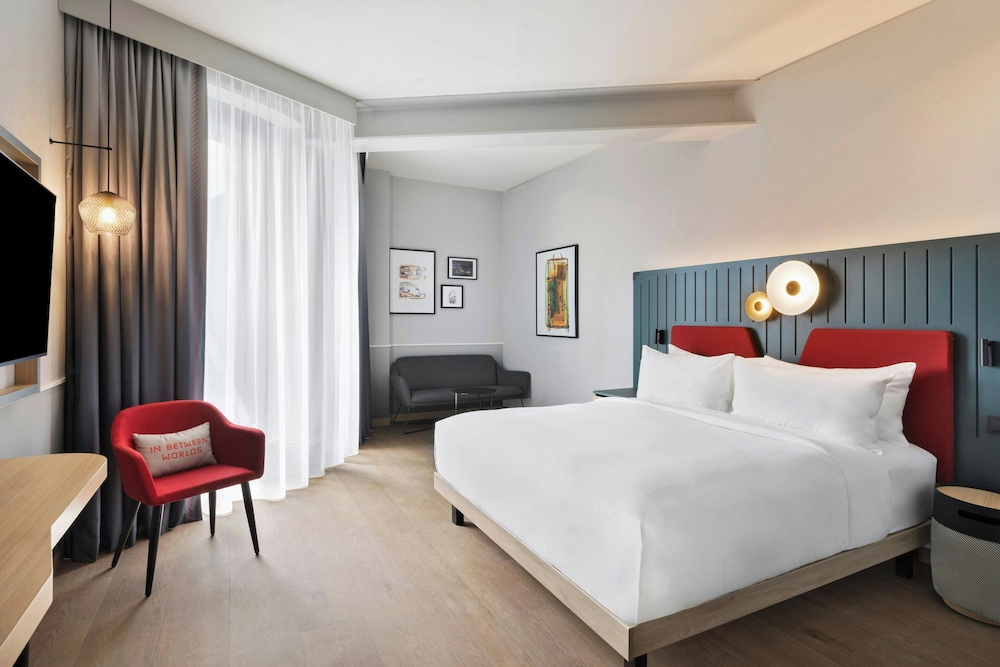 Junior Suite, King Bed, Courtyard View