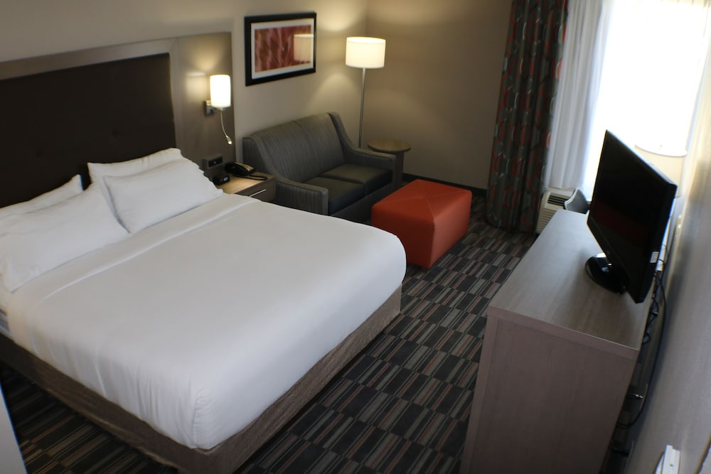 Holiday Inn Express Woodstock-Shenandoah Valley 12/28