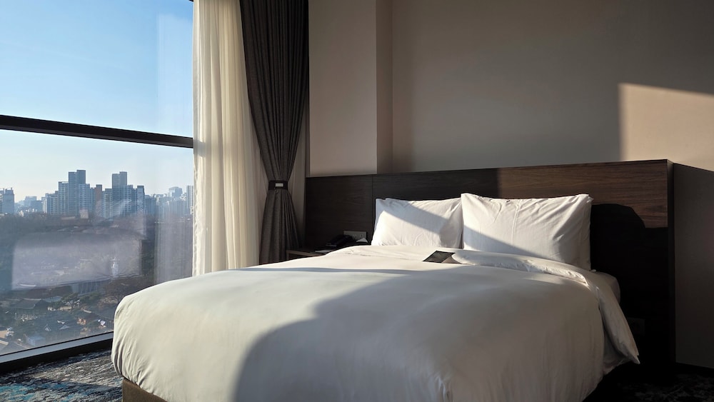 PENTHOUSE, STUDIO