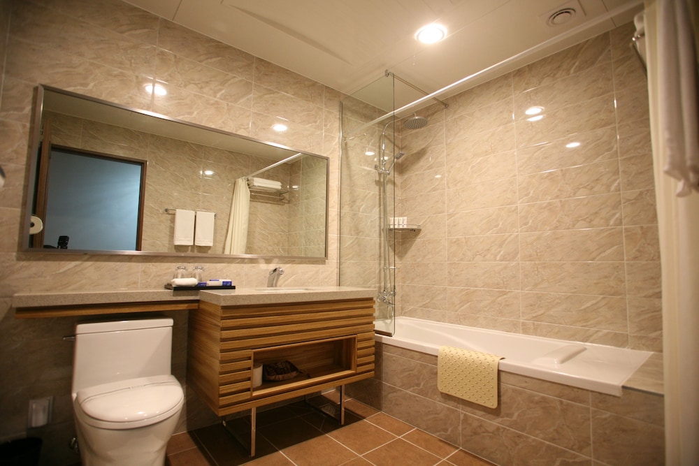 Hyunjin Tourist Hotel 71/72