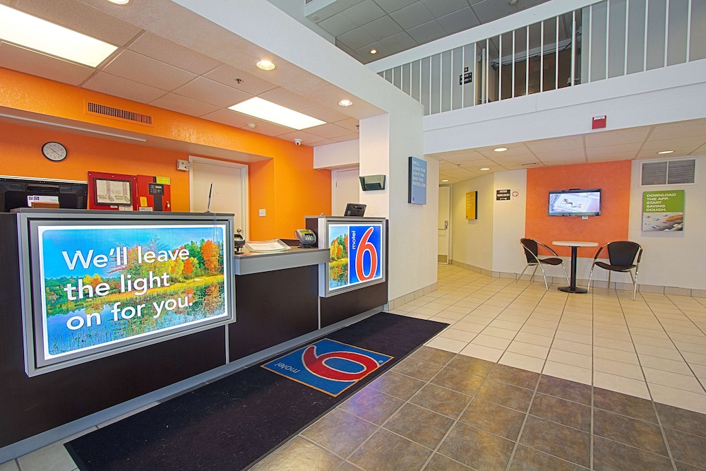 Lobby at Motel6 East Brunswick, NJ, EAST BRUNSWICK - NJ