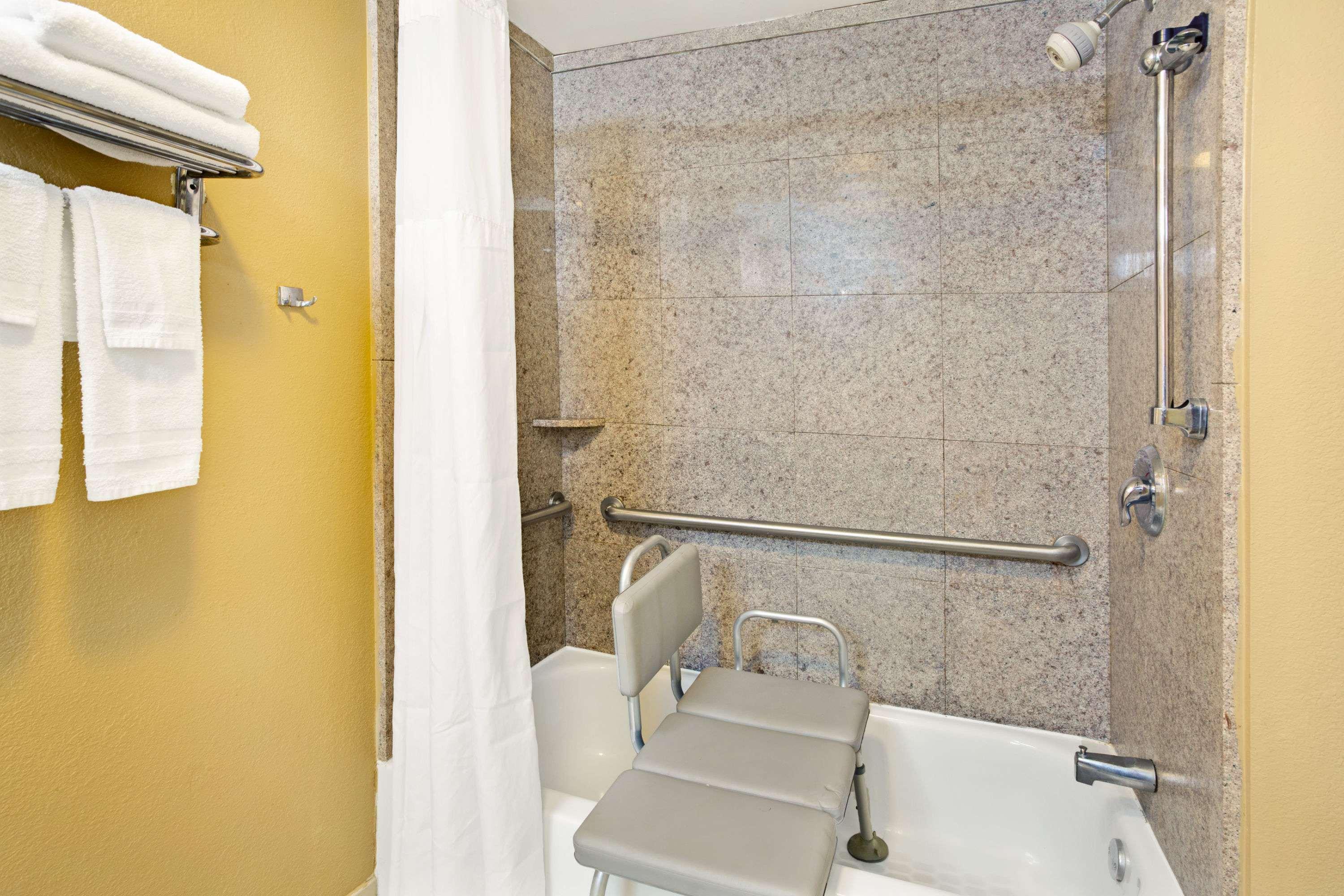 Days Inn by Wyndham Lawrenceville 17/18