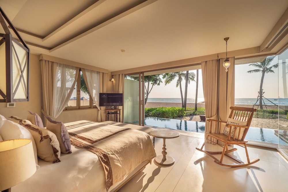 Pool, Villa, King Bed, Beach Front