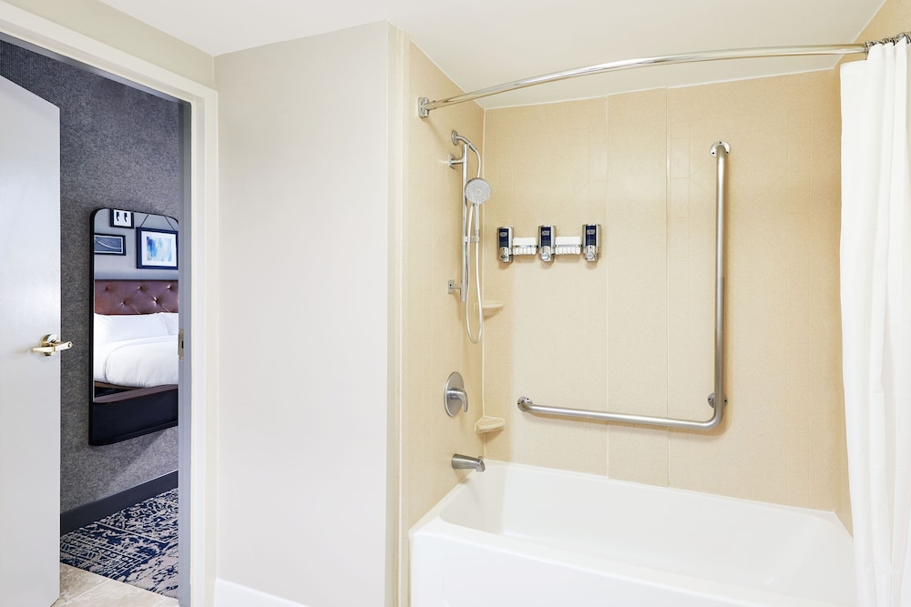 Four Points By Sheraton Chicago Westchester/Oak Brook 8/14