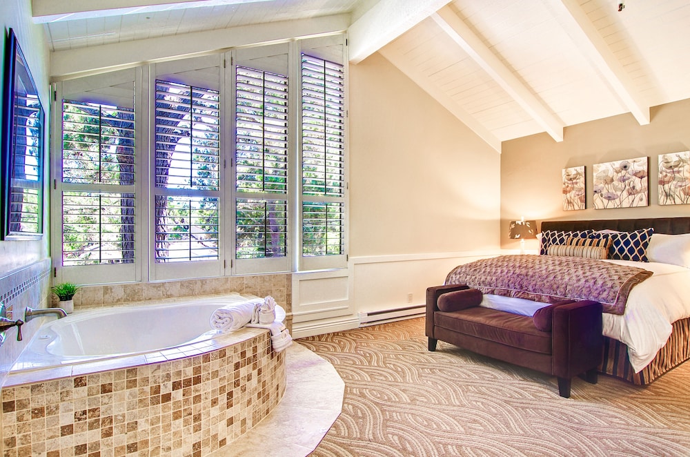 Carriage House Inn 34/35