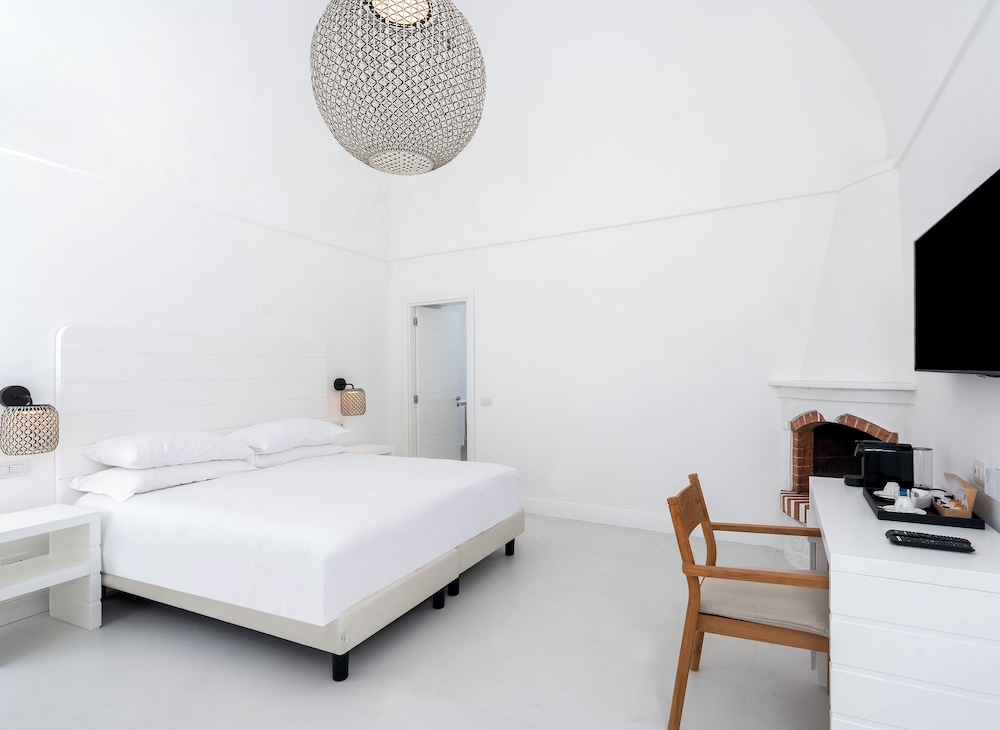 DELUXE, DOUBLE OR TWIN BED