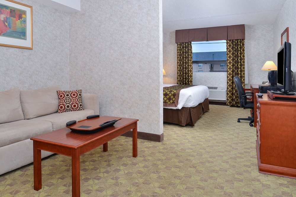 Lexington Inn & Suites Windsor 38/51