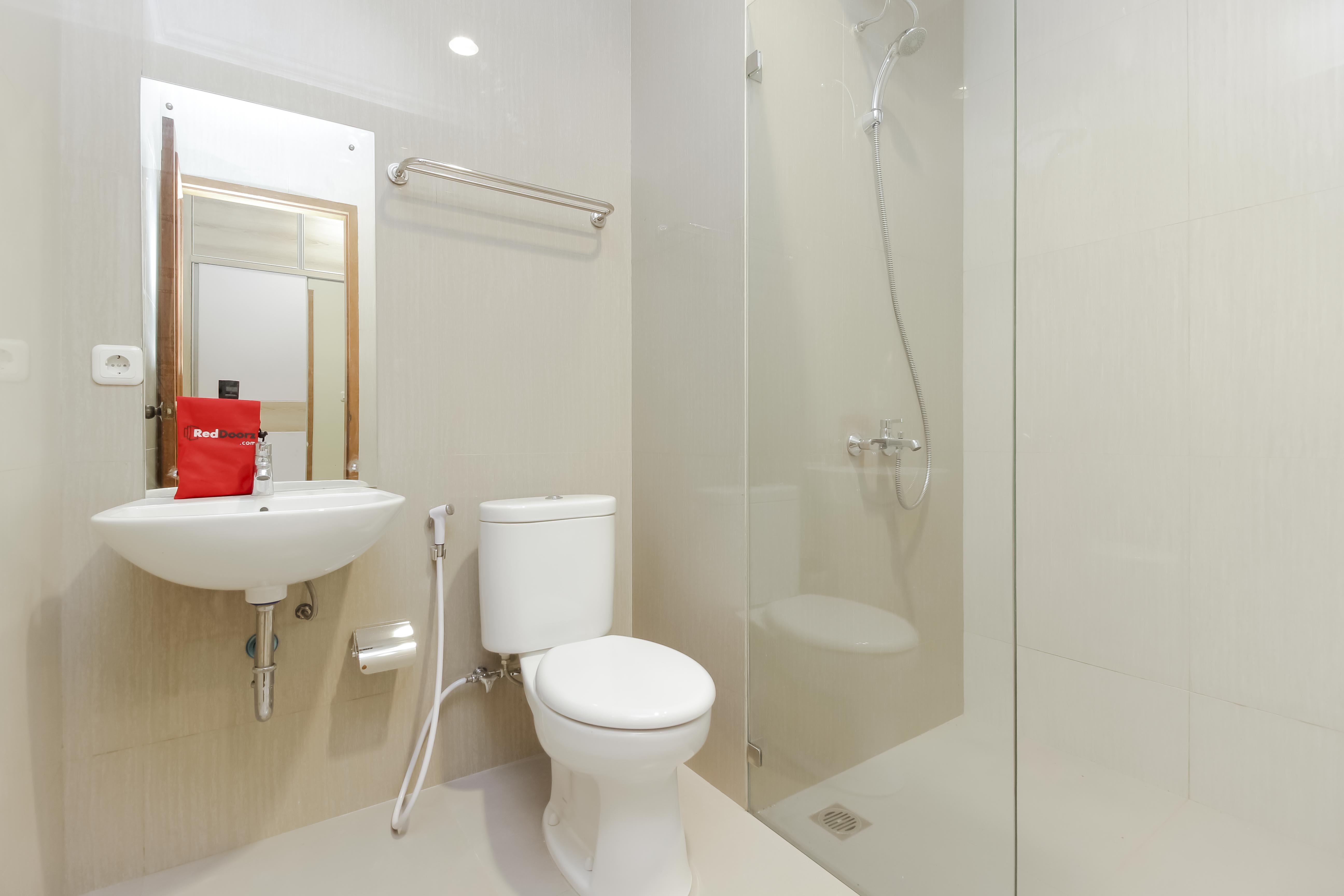 Reddoorz Premium Near Ragunan Zoo 2 24/27