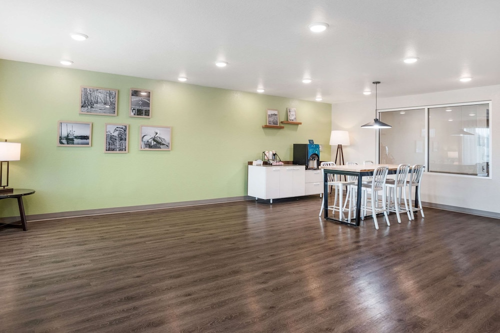 WoodSpring Suites Sulphur LA photo5