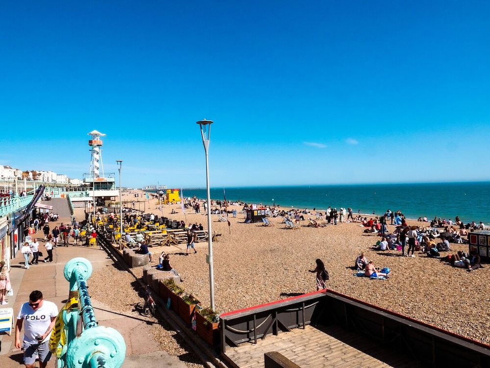 a&o Brighton Beach 33/40