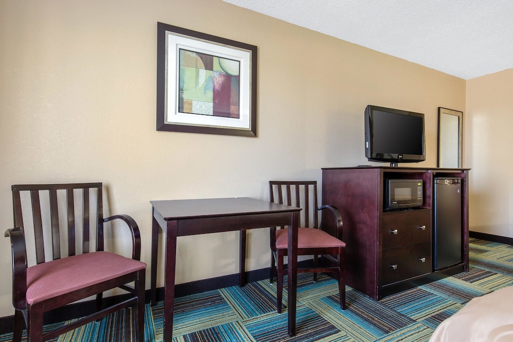 Quality Inn & Suites Arnold St Louis 25/29