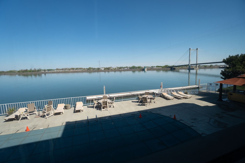 Clover Island Inn 6/54