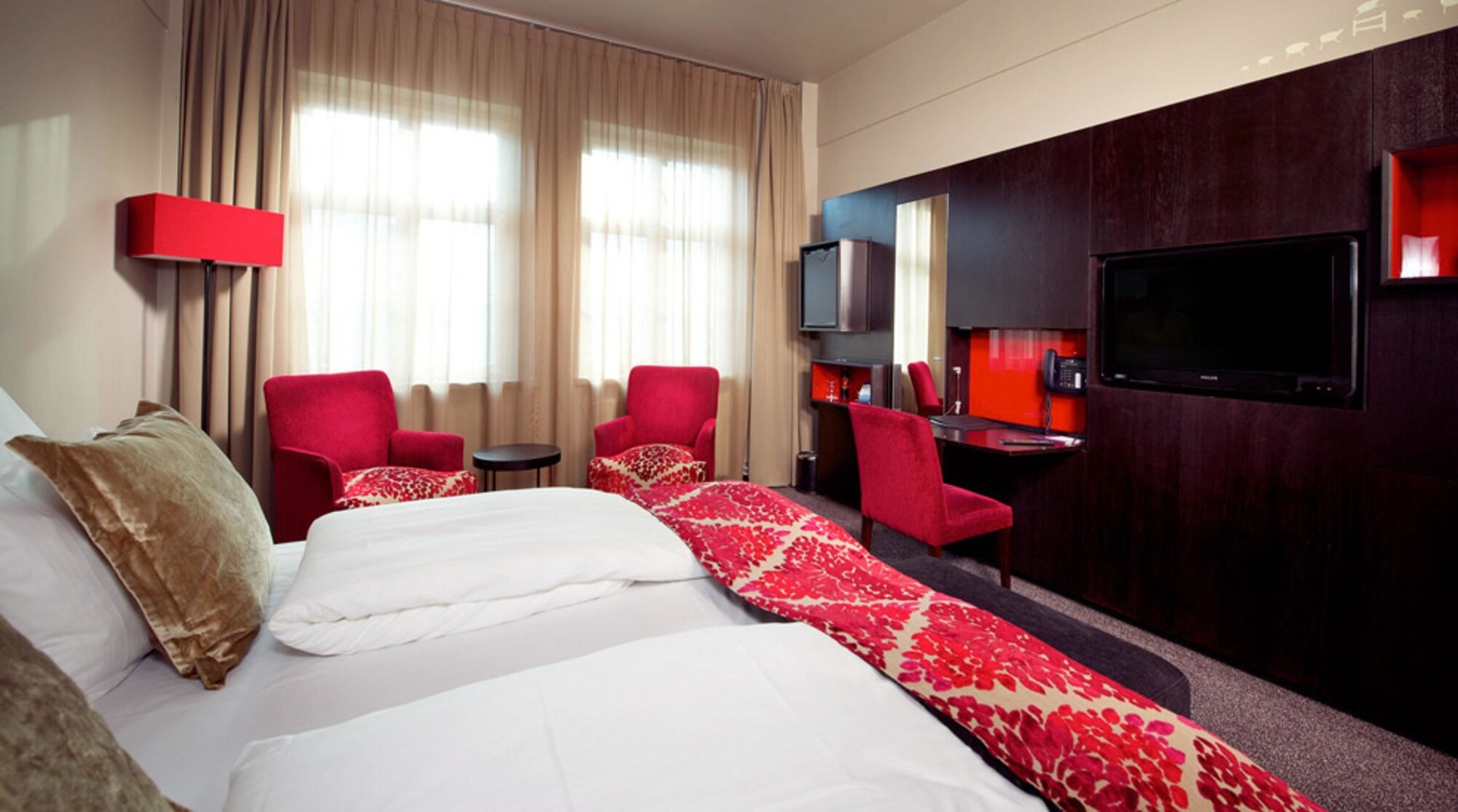 SUPERIOR, QUEEN BED