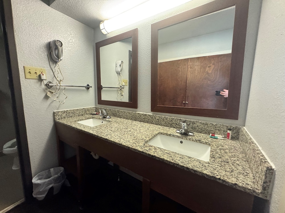 AmericInn by Wyndham Memphis East 30/33