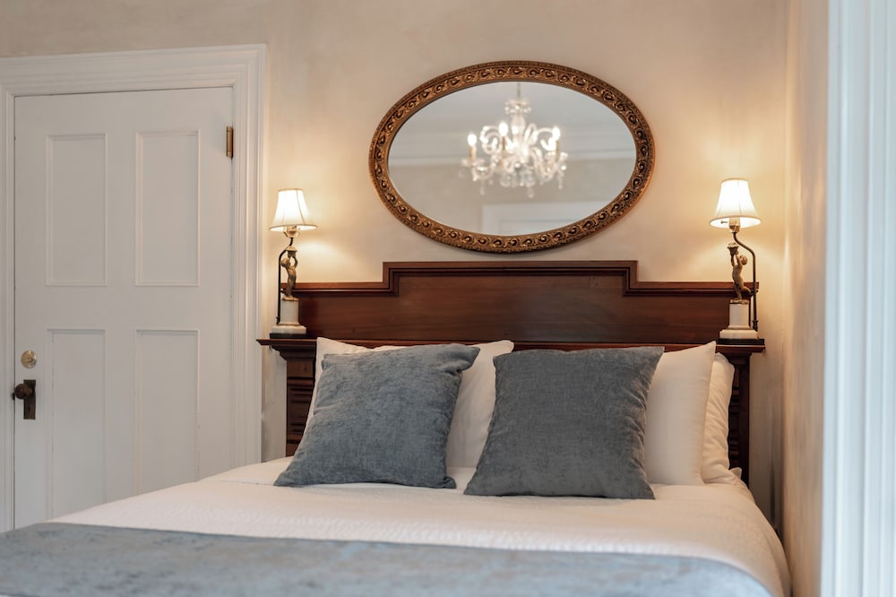 Manor House Bed & Breakfast 12/73