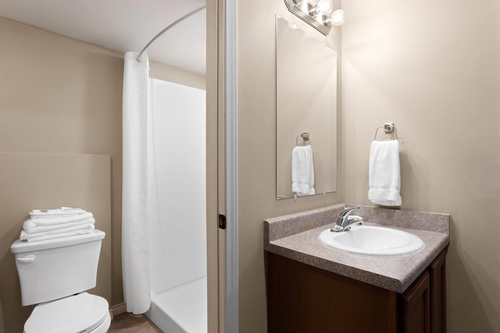 Eagle's Den Suites Andrews a Travelodge by Wyndham 51/55