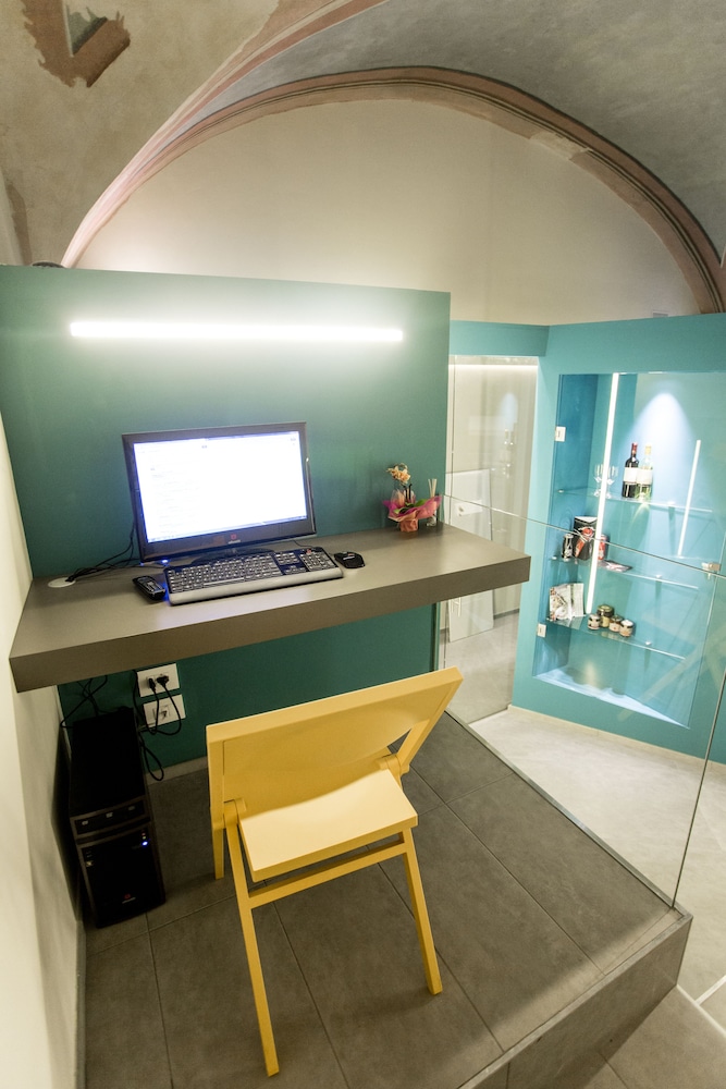 Little Italy Hostel 3/32