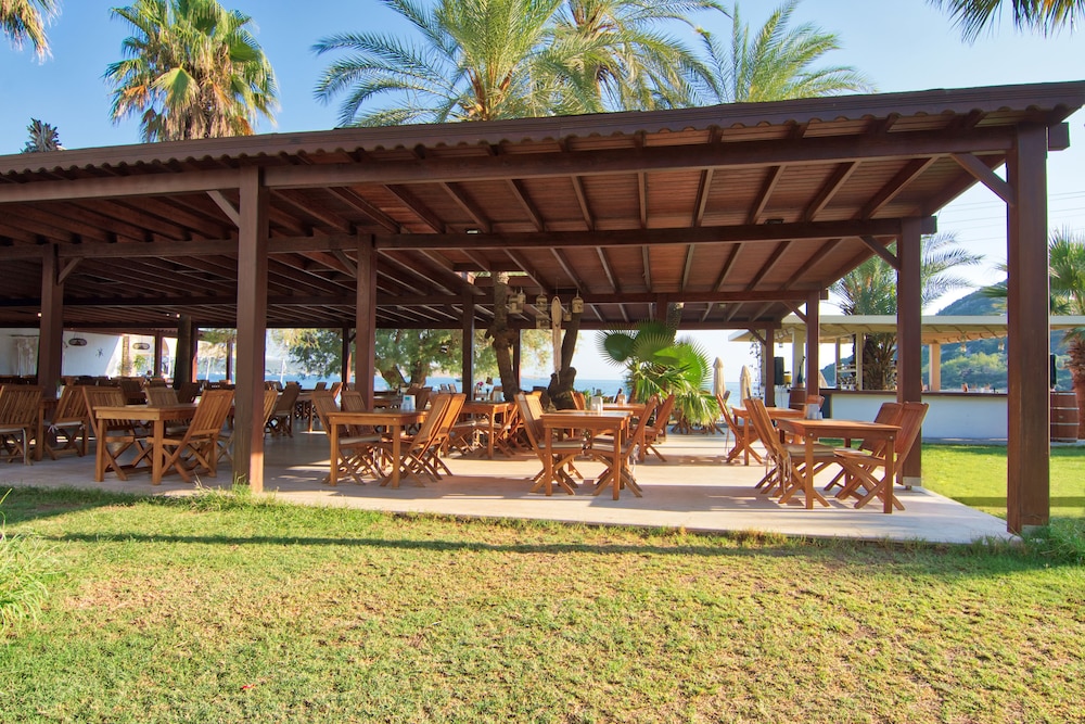 Selvi Beach Hotel 42/48