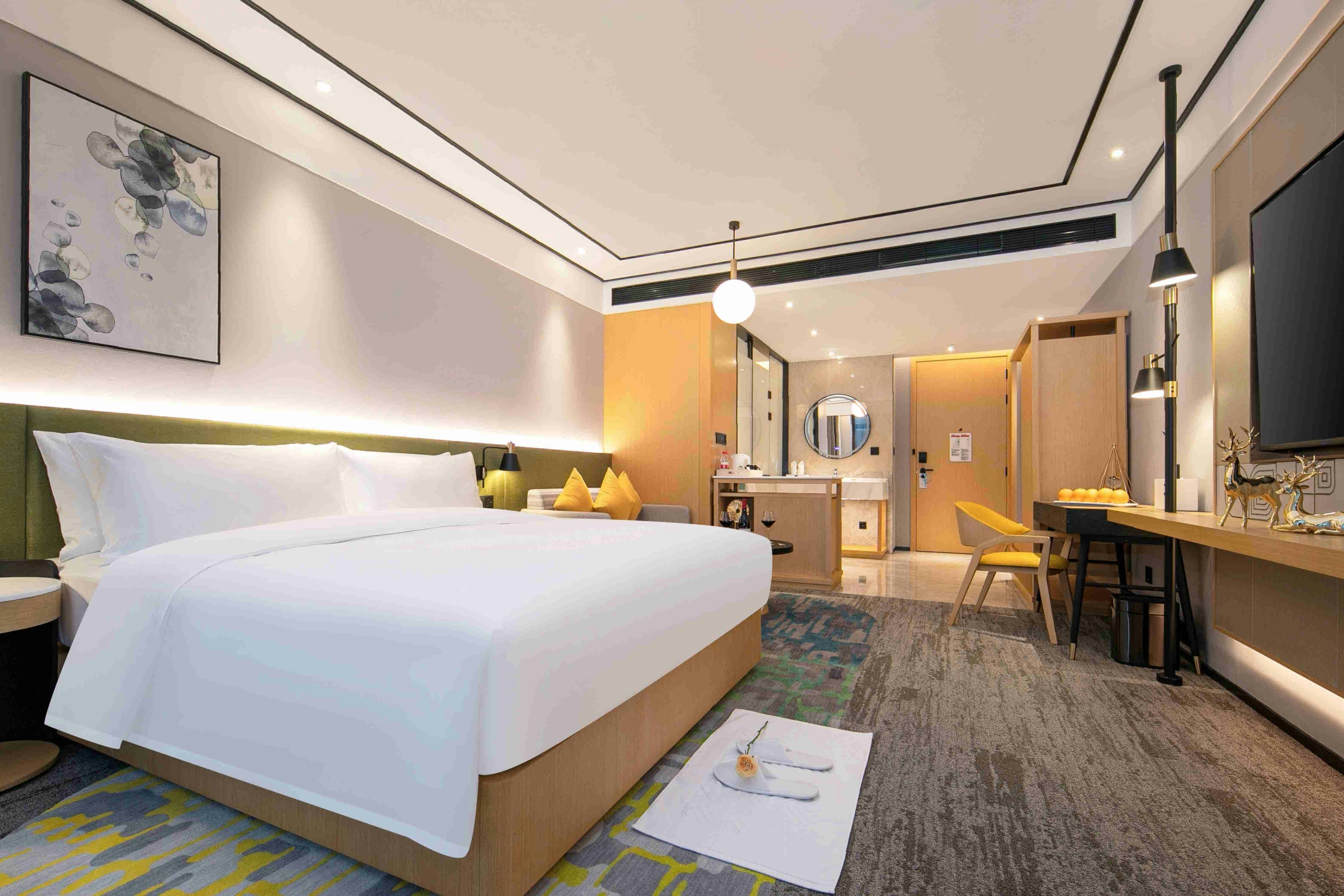 DELUXE, KING BED