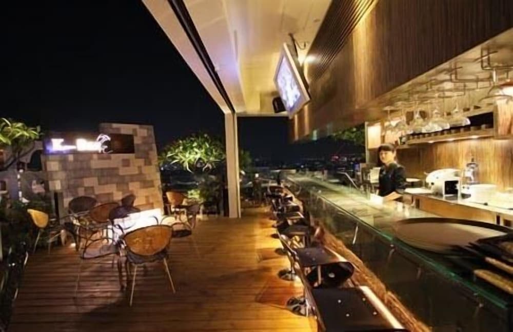 Grand Earl Hotel 30/48