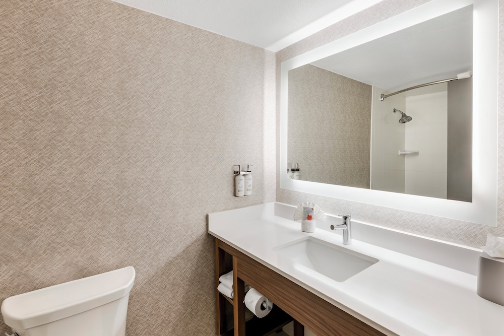 Holiday Inn Express Chicago Downers Grove 69/74