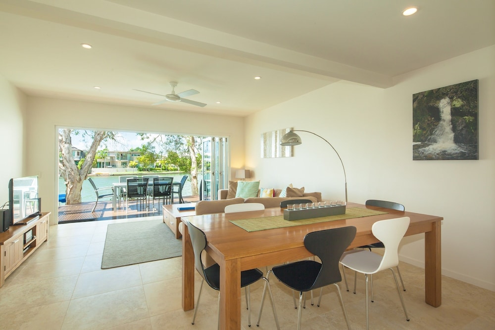 NOOSA ENTRANCE WATERFRONT RESORT 70/80