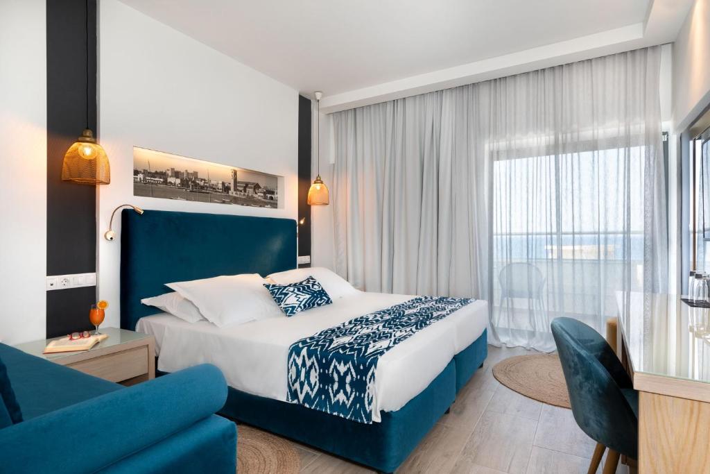 SUPERIOR, TWIN BEDS, SOFA, BALCONY