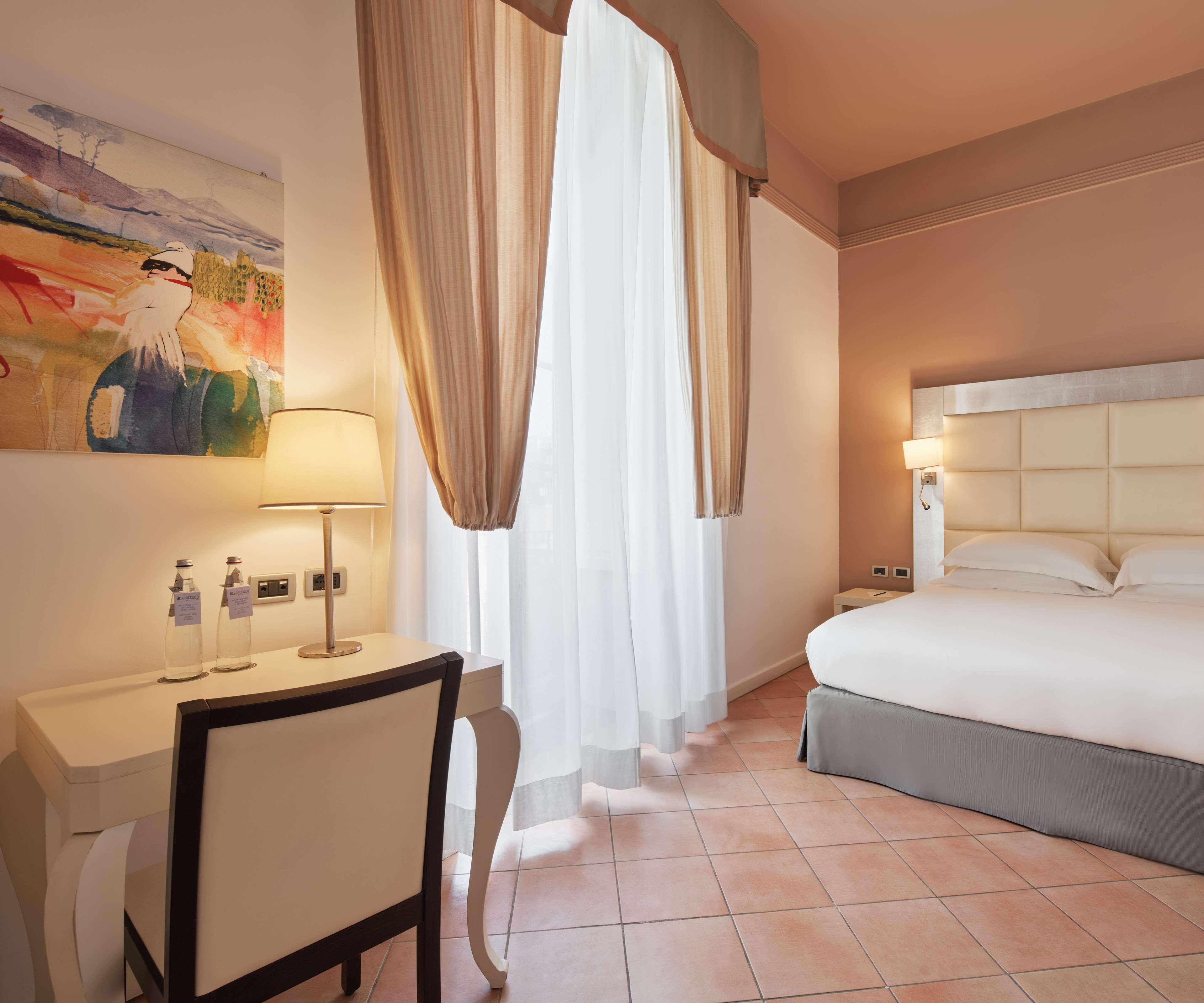 DELUXE, TWIN BEDS, SOFA