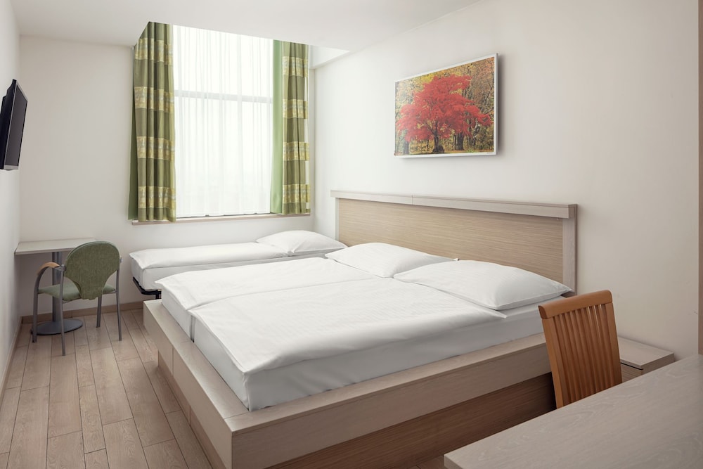 STANDARD, DOUBLE OR TWIN BED, WITH EXTRA BED