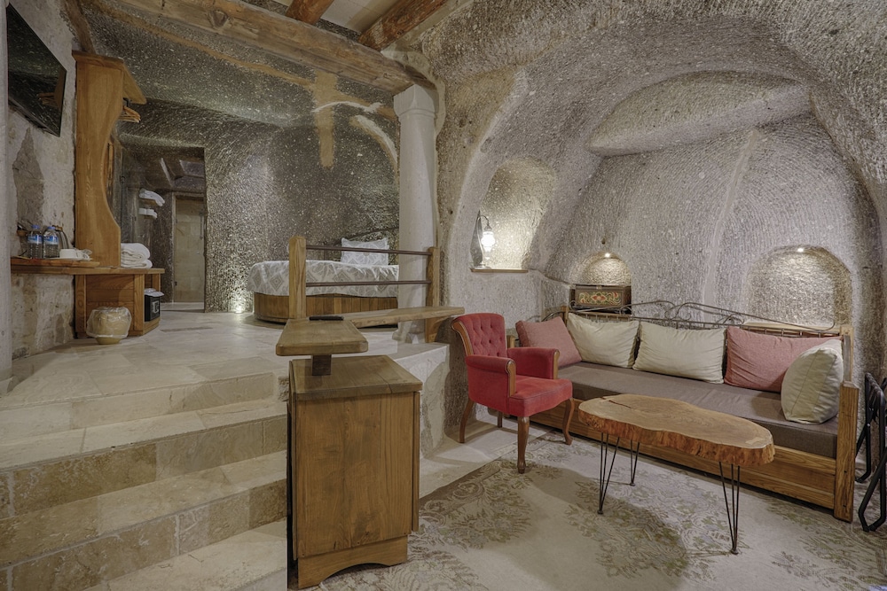 Hera Cave Suites 20/50
