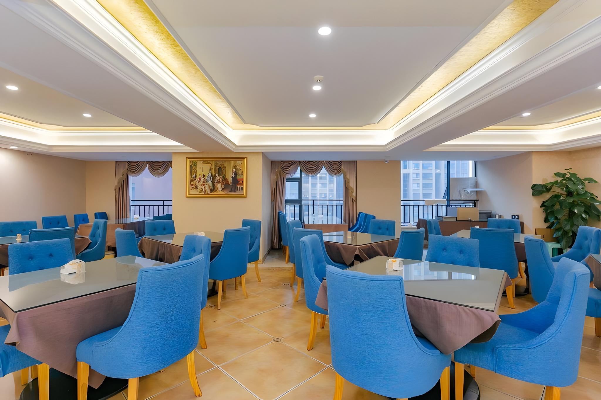 Vienna Hotel (Chengdu Dafeng Metro Station) 43/46