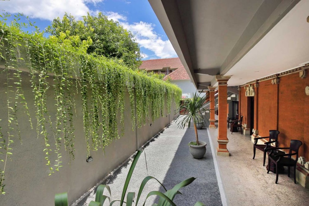 DEWI SRI HOTEL 62/70