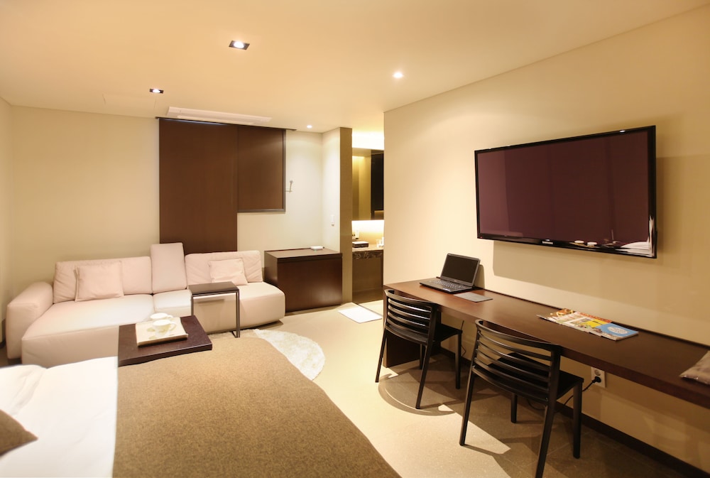 Vine Hotel 35/50