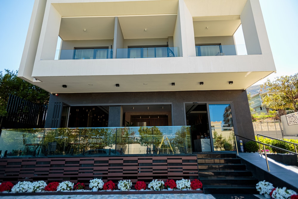 Ames Hotel & Spa in VLORE