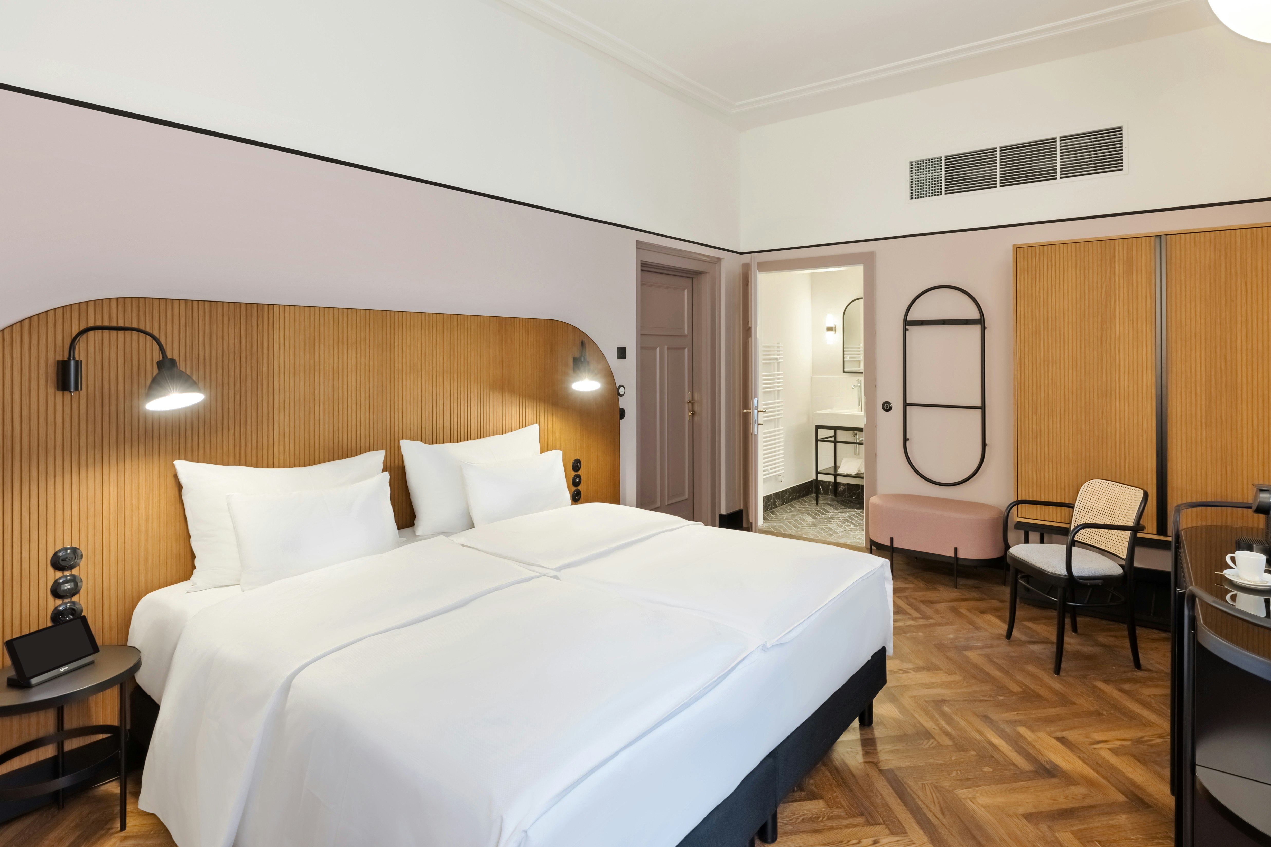 SUPERIOR, QUEEN BED