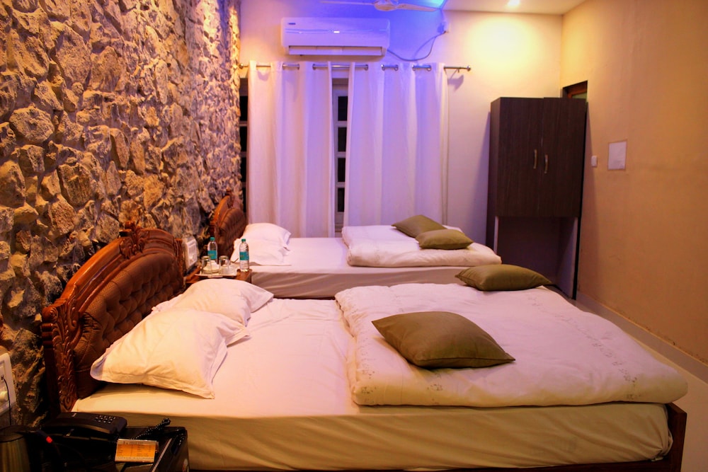 Hotel Toppers Corner Mount Abu 29/67