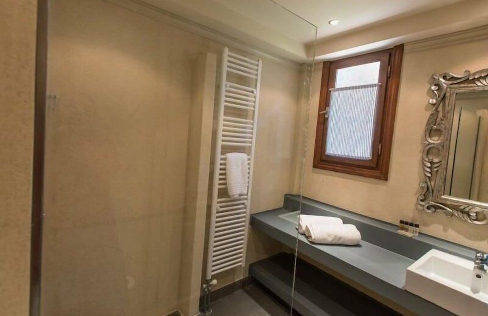 Epoches Luxury Suites 44/50
