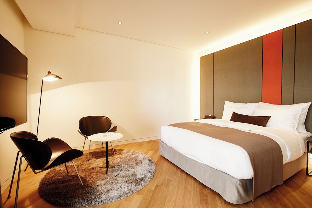 DELUXE, DOUBLE BED, BATHTUB