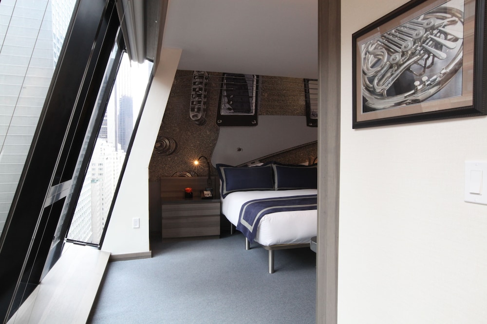 SUPERIOR, SUITE, QUEEN BED
