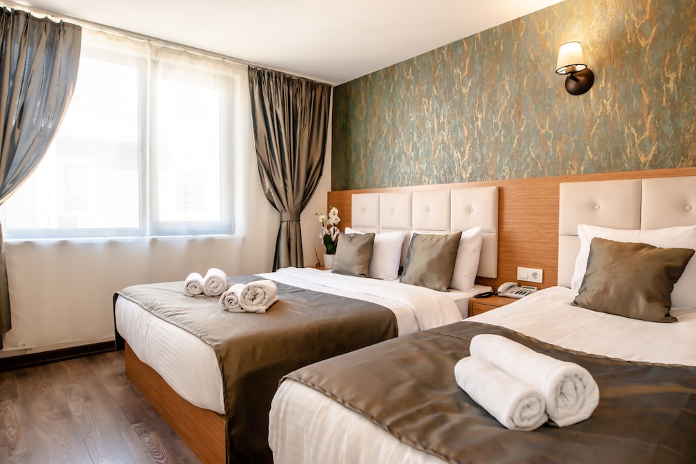 The Camelot Hotel 26/47