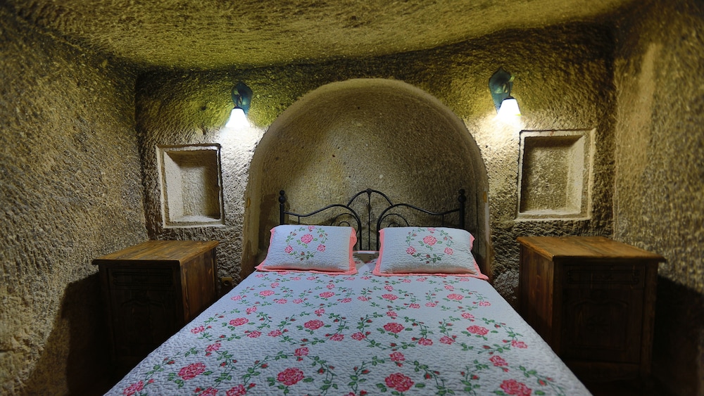 Holiday Cave Hotel 8/81