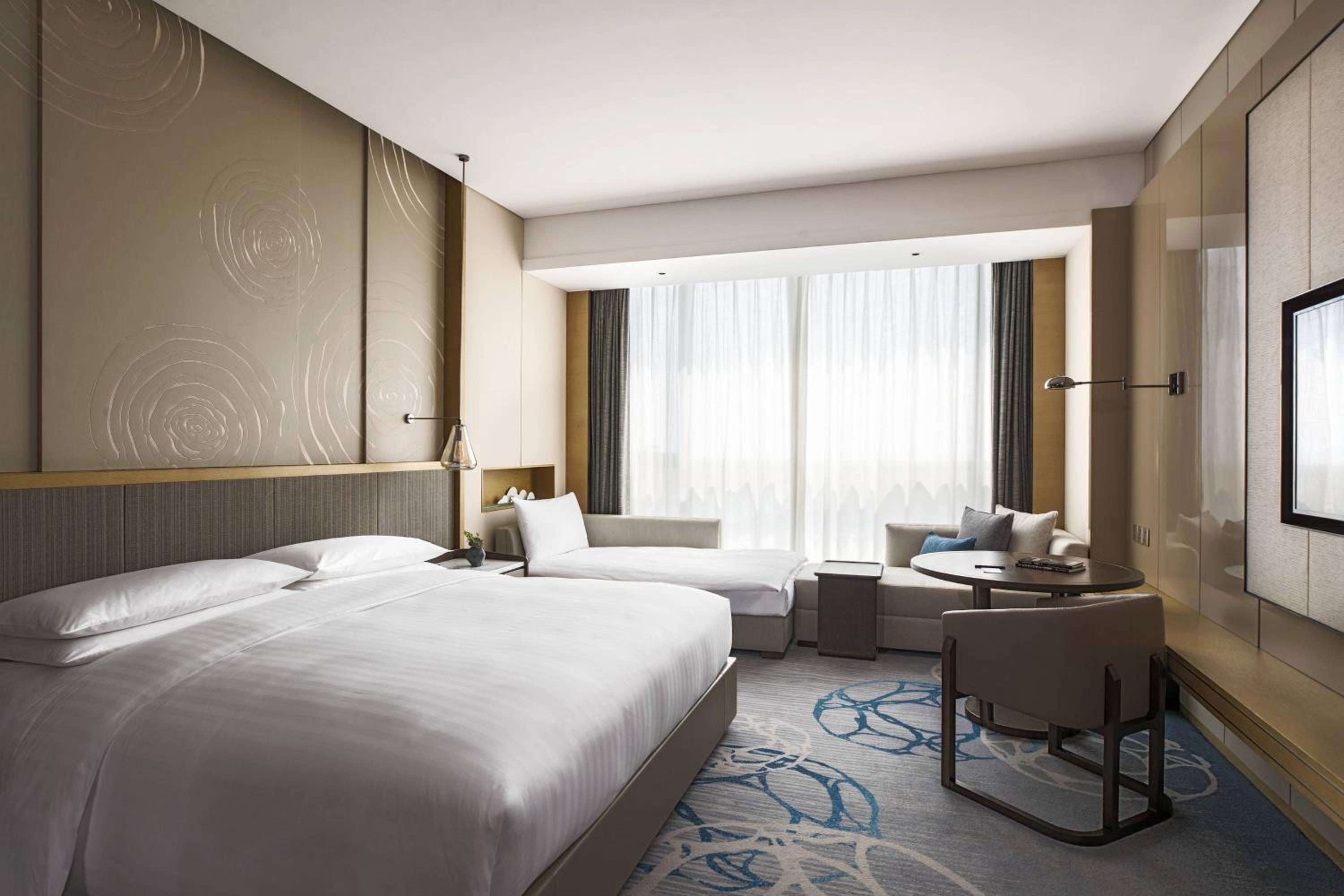 Deluxe, King Bed, Hill View