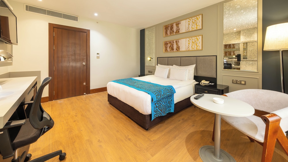 جناح جونيور، Teymur Continental Hotel 5/8